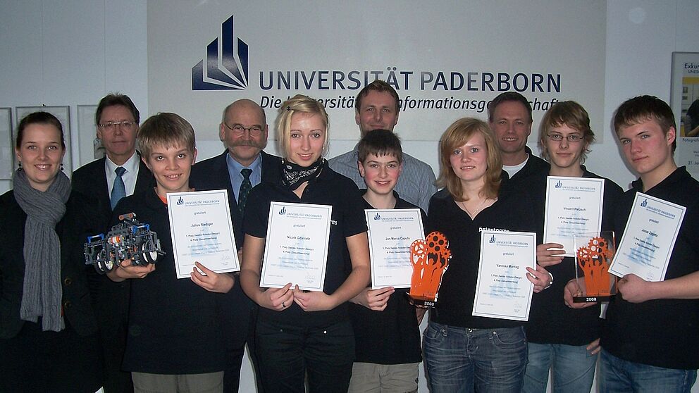 Foto (Mark Heinemann): (v. li.) Die „Pelestorms“ um Julius Riediger, Nicole Gdanietz, Jan-Marco Caputo, Vanessa Montag, Vincent Pietzsch und Jonas Zagatta schwimmen derzeit mit ihrem Roboter auf einer Erfolgswelle. (h. v. li.) Julia Girolstein vom Spo