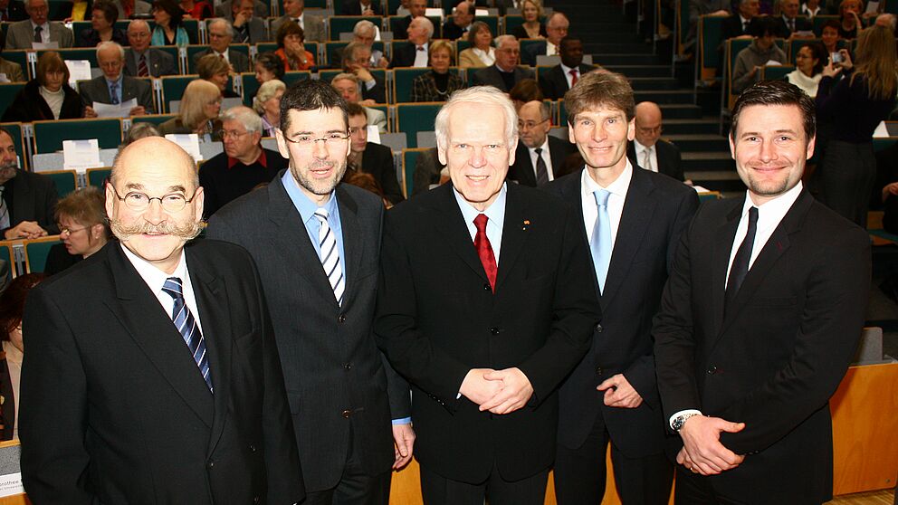 Foto (Mark Heinemann): (v. li.): Kanzler Jürgen Plato, Prof. Dr.-Ing. Hans-Joachim Schmid, Hochschulratsvorsitzender Prof. Dr. Winfried Schulze, Präsident Prof. Dr. Nikolaus Risch und Christian Schuchert