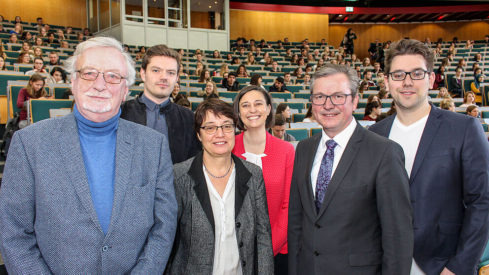Foto (Universität Paderborn, Johannes Pauly): v. l. Prof. Dr. Dr. h. c. mult. Peter Freese, Julius Erdmann, Prof. Dr. Birgitt Riegraf, Dr. Yvonne Koch, Michael Dreier und Matthias de Jong.