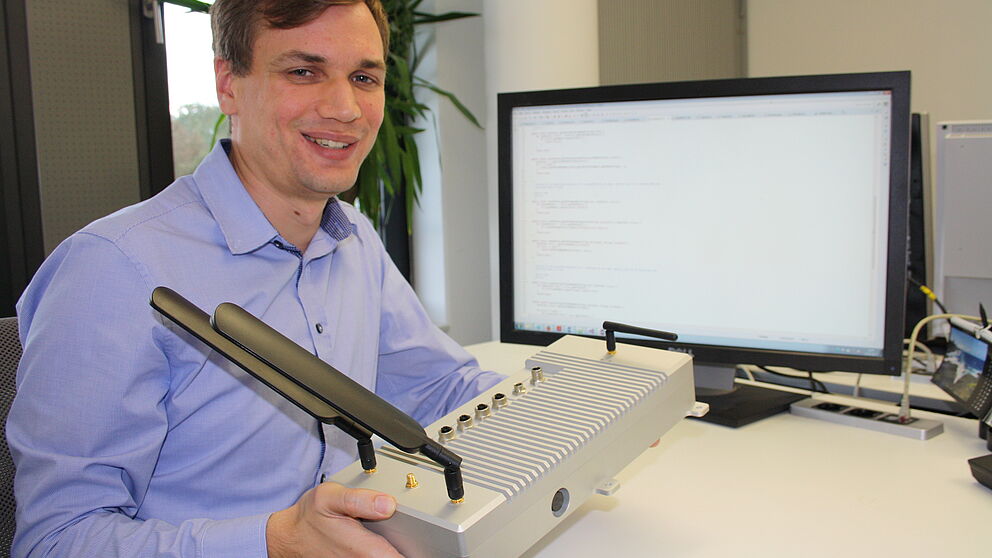 Foto (Fraunhofer IEM): Sven Merschjohann vom Fraunhofer IEM prüft den „sicheren Außenposten“ OSIRIS auf höchste Software-Sicherheitsstandards.
