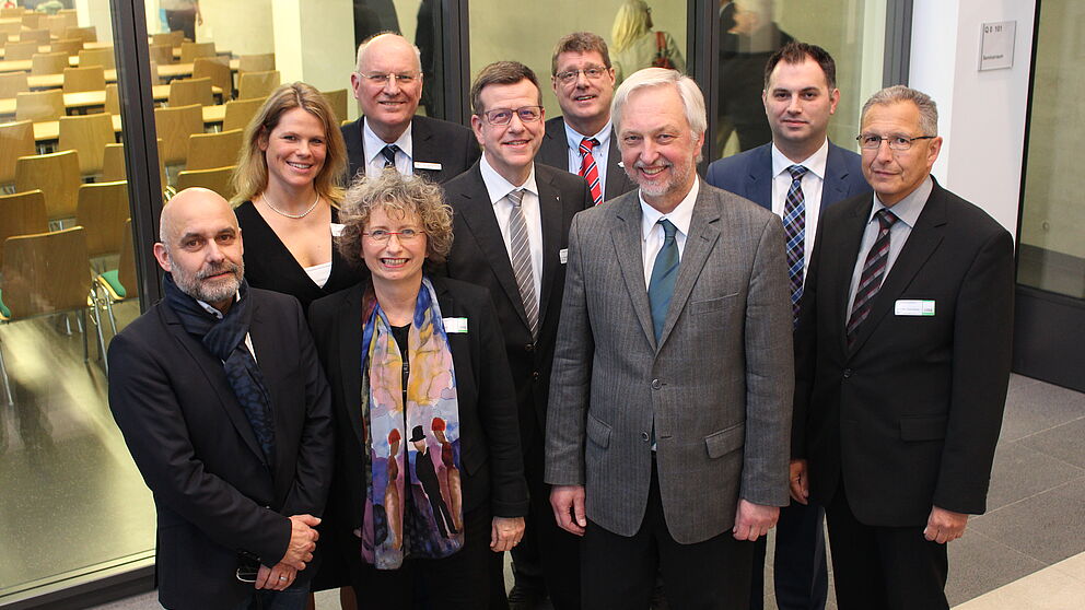 Organisatoren und Referenten freuen sich über den gelungenen Abend zum Thema "Digitaler Wandel": (v. l.) Martin Lüttke, Hanna Rammig, Heike Käferle, Wolfgang Weigel, Dr. Andreas Siebe, Dr. Hans-Joachim Herbermann, Prof. Dr. Wilhelm Schäfer, Christoph 