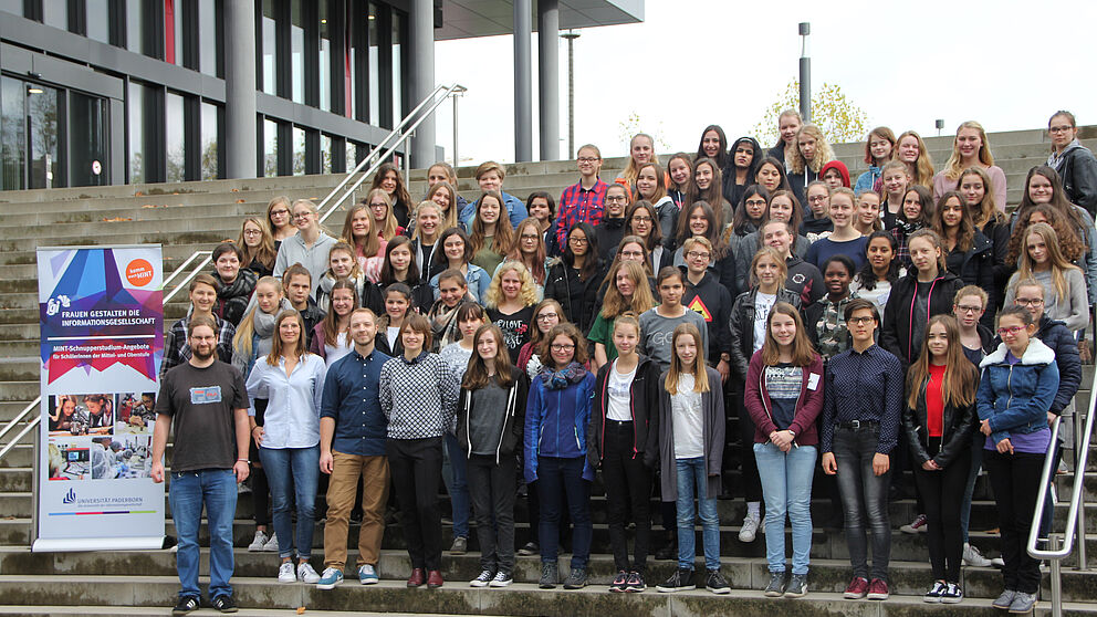 Foto (Universität Paderborn): 86 Schülerinnen aus der Mittel- und Oberstufe nahmen an der diesjährigen Herbst-Uni in Paderborn teil.