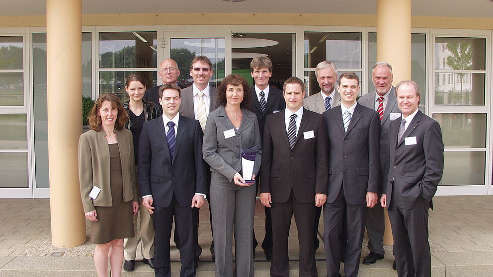 Foto: Sie wurden im Mai 2008 als erste mit dem Label „Unternehmensgründung aus der Universität“ ausgezeichnet (v. li.): Dr. Elke Radeke, Viola Jonas, Stefan Jonas, Prof. Dr. Wilhelm Dangelmaier, Dr. Martin Hahn, Dr. Nicole Jeannine Lehmann, Thorsten
