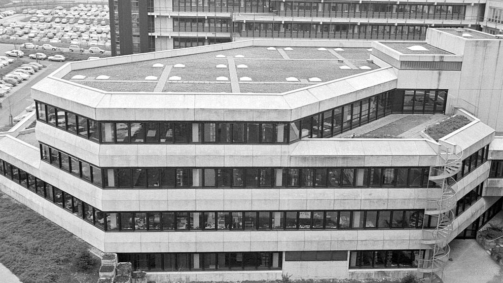 Foto (Universität Paderborn, Universitätsarchiv): Das neue Bibliotheksgebäude im November 1979.