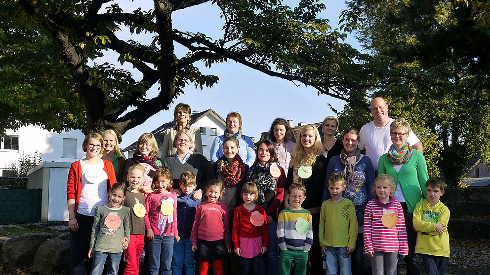 Foto (Universität Paderborn, Heike Probst): Gemeinsam auf den Weg in die Welt der Bücher machten sich die Kinder, Eltern und die Schulleiterin der Almeschule Wewer, Christa Berke, mit der Projektkoordinatorin Sabrina Wiescholek und den Berufsfeld-Prakti