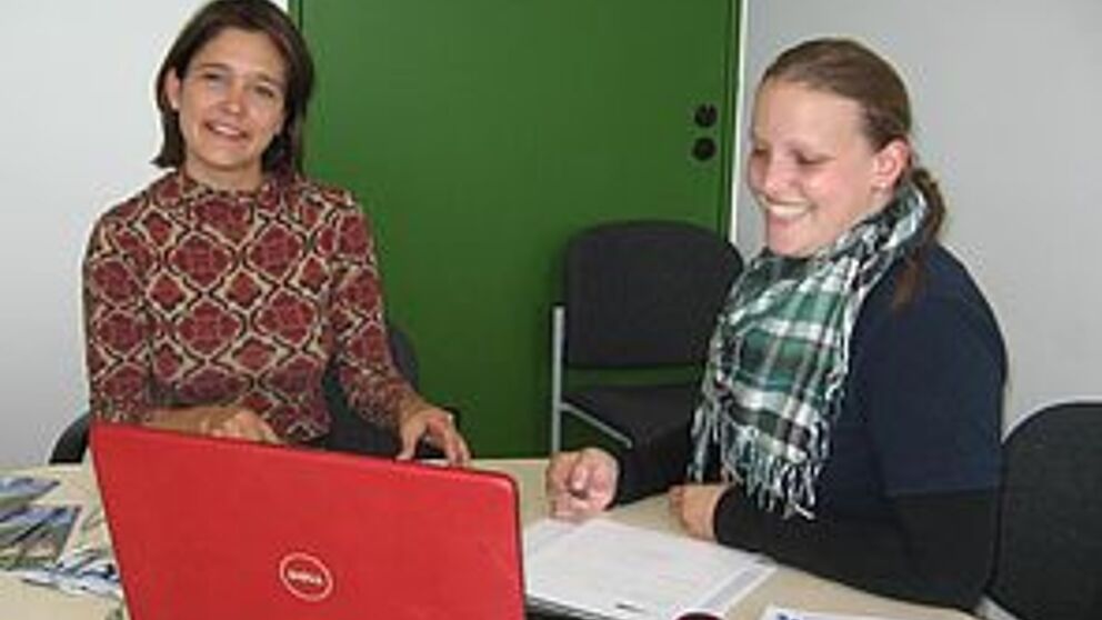 Foto (Melissa Naase):Auch Dr. Sigrid Behrent, Leiterin des ZfS, konnte beim Entspannungscoaching noch eine Kurzstrategie zur Pulsregulierung kennenlernen.