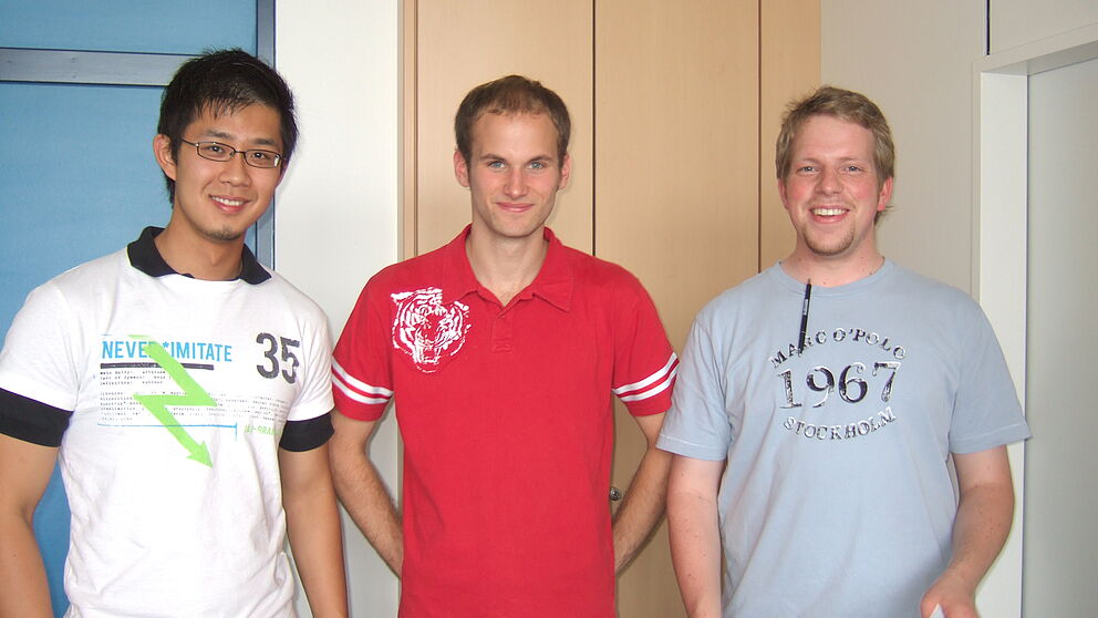 Foto (v. li.): Chunpeng Jia, Michael Bruns und Bastian Kriegesmann