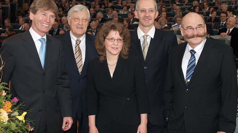 Foto (Martin Decking): (v. li.) Präsident Prof. Dr. Nikolaus Risch, Bürgermeister Heinz Paus, Leibniz-Preisträgerin Prof. Dr. Christine Silberhorn, Festredner Prof. Dr. Marco Dorigo und Kanzler Jürgen Plato.