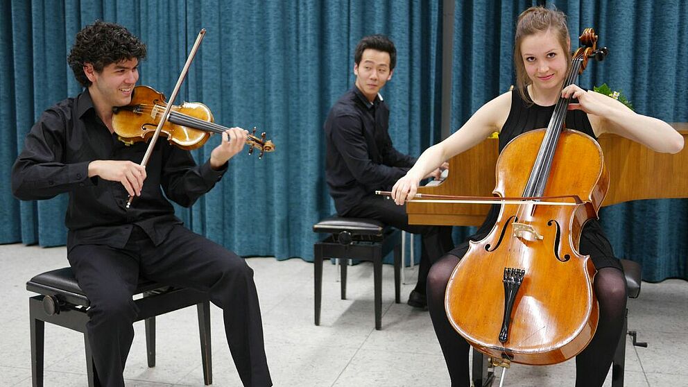 Foto (Hochschulorchester Paderborn): Solisten beim Konzert mit dem Hochschulorchester: Jana Telgenbüscher (Violoncello), Andrés Ramírez-Gastón (Violine) und Soohong Park (Klavier).