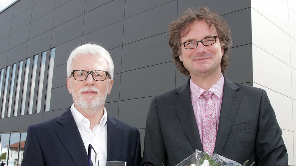 Foto (Universität Paderborn, Vanessa Dreibrodt): Dr.-Ing. Herbert Hanselmann, dSPACE (li.), erhielt das Qualitätslabel von Prof. Dr. Rüdiger Kabst, Leiter TecUP, für die erfolgreichste Ausgründung der Universität Paderborn.