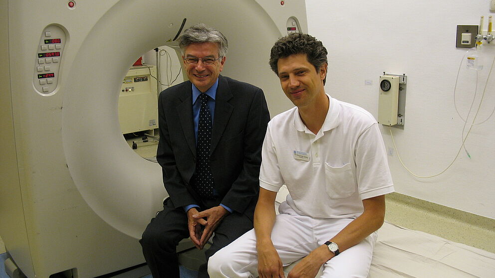 Foto (Christiane Bernert): Prof. Dr. Norbert Köckler (li.) von der Universität Paderborn und Privatdozent Dr. Marc Keberle, Chefarzt der Klinik für Radiologie und Nuklearmedizin des Brüderkrankenhauses St. Josef, vor dem Spiralcomputertomographen der 