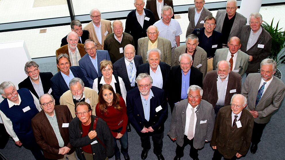 Mehr als 30 ehemalige Professoren trafen sich zum achten Emeriti-Treffen in der Zukunftsmeile Fürstenallee. Die regelmäßig zwei Mal im Jahr stattfindenden Treffen bieten die Möglichkeit, sich über Neuerungen in der Universität zu informieren und Kol
