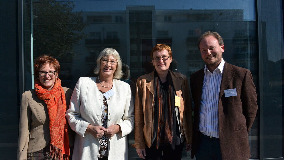 Foto (Universität Paderborn): von links: Prof. Dr. Claudia Öhlschläger (Vergleichende Literaturwissenschaft, Paderborn), Prof. Dr. Christel Adick (Vergleichende Erziehungswissenschaft, Bochum), Prof. Dr. Christine Freitag (Tagungsleitung, Paderborn), P
