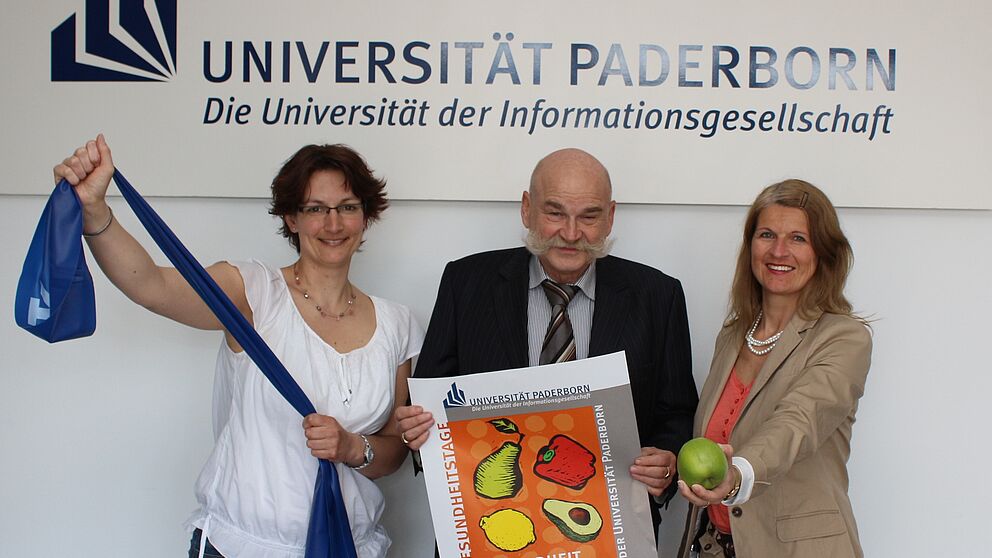 Foto (Universität Paderborn, Heiko Appelbaum): Sandra Bischof (links), Jürgen Plato und Diana Riedel laden zu den Uni-Gesundheitstagen 2013 ein.