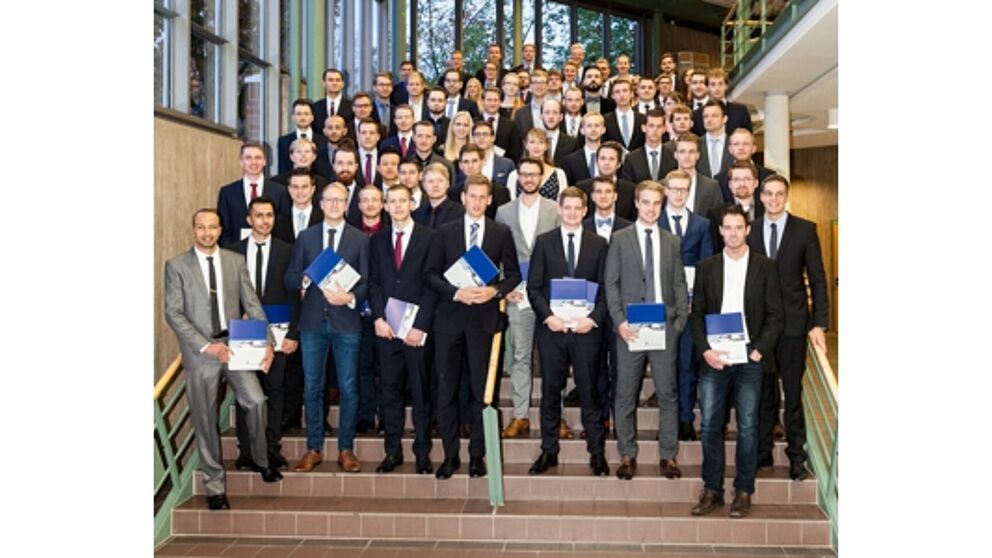 Foto (Jan Olaf Scholz): Die Absolventinnen und Absolventen des akademischen Jahres 2015/2016.