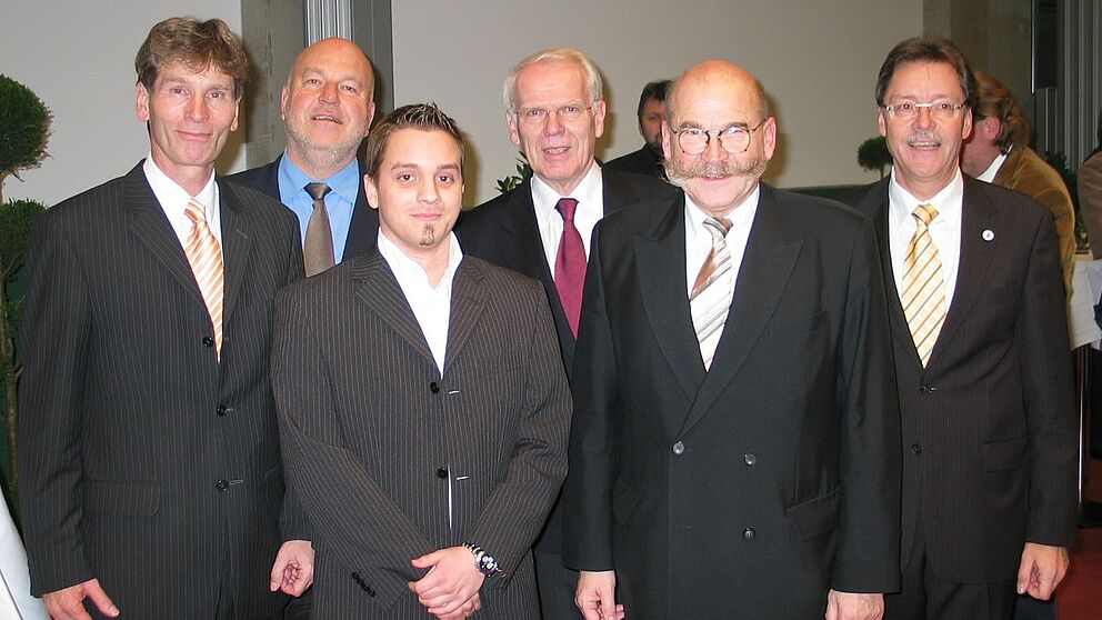 Foto (Martin Decking): Feierten die offizielle Einweihung des multifunktionalen Hörsaalgebäudes (v. li.): Prof. Dr. Nikolaus Risch, LRBD Heinrich Micus, AStA-Vorsitzender Jonas Wagener, Prof. Dr. Winfried Schulze, Kanzler Jürgen Plato und Christoph Sch