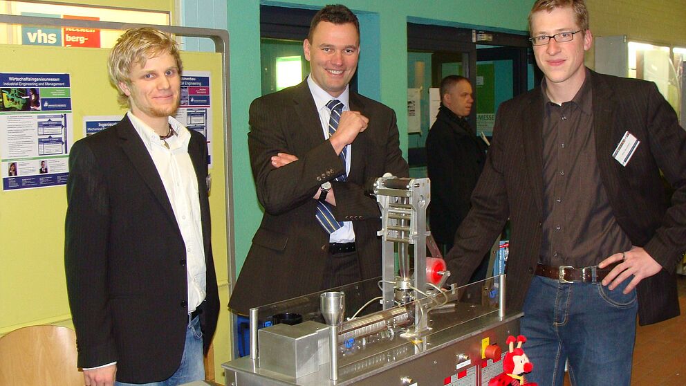 Foto: Frederik Berger (SHK am Institut für Kunststofftechnik, KTP), Prof. Dr.-Ing. Elmar Moritzer und Dipl.-Ing. Dirk Bonefeld informierten Schülerinnen und Schüler zum Maschinenbau-Studium in Paderborn.