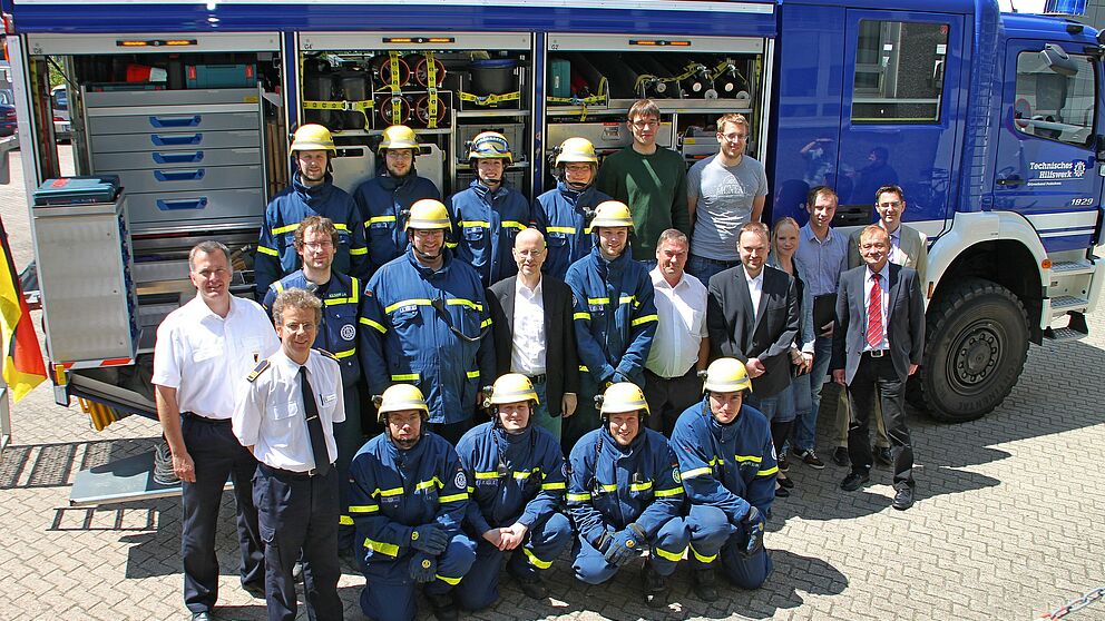 Foto (Thomas Thissen, Technisches Hilfswerk, Ortsverband Paderborn): von links: Dr. Hauke Speth (Feuerwehr Dortmund), Dr. Christoph Lamers (Institut der Feuerwehr NRW), Mitte: Erwin Herrmann (PRO DV AG), von rechts: Dr. Serge Röhrig (Projektträger VDI-T
