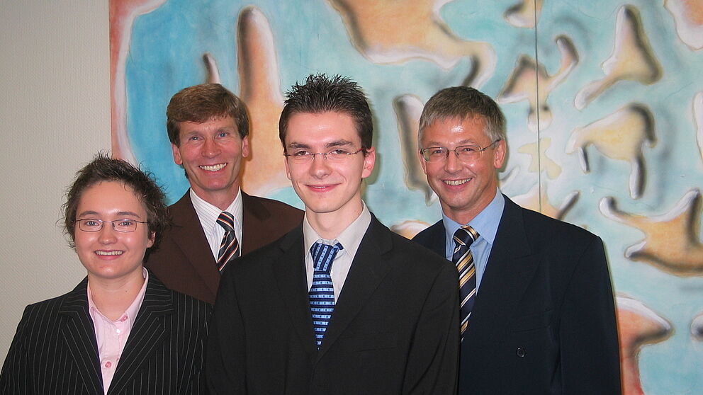 Foto: Verleihung der Preise der Weidmüller Stiftung (v.l.): Preisträgerin Lena Steinhoff, Prof. Dr. Nikolaus Risch, Rektor der Universität Paderborn, Preisträger Sven Lütkemeier und Prof. Dr. Volker Herzig, Geschäftsführer der Weidmüller Stiftung.