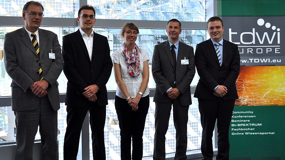 Foto (TDWI): Von links nach rechts: Prof. Dr. Peter Gluchowski (TU Chemnitz), Raphael Grytz (1. Preis, Universität Paderborn), Raphaela Seitz (2. Preis, Universität Stuttgart), Klaus-Dieter Schulze (Steria Mummert Consulting), Markus Hartmann (3. Preis,