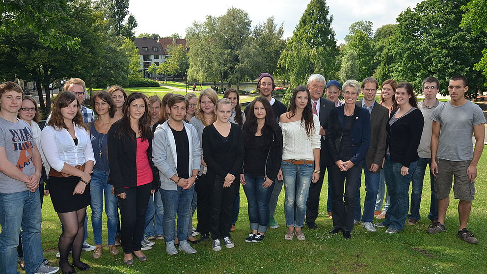 Foto (Stadt Paderborn): Auf Recherche im Paderquellgebiet sind derzeit Studierende der Universität Paderborn. Über das Seminar im Bereich der Medienwissenschaften hat Bürgermeister Heinz Paus die Schirmherrschaft übernommen.