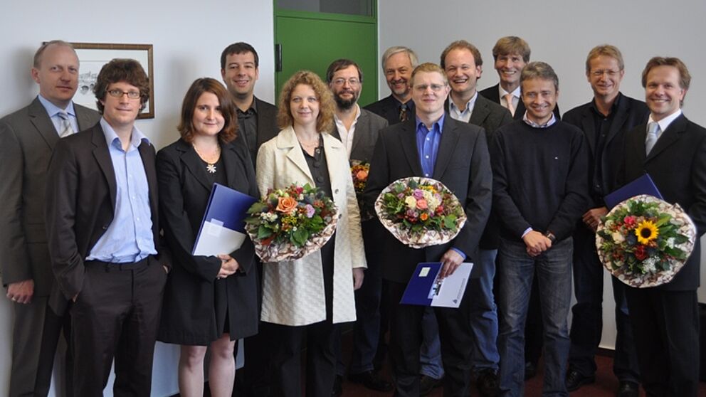 Foto (Mark Heinemann): Preisträger (v. li.): Prof. Dr. Walter Sextro, PD. Dr. Jörn Glasenapp, Dr. Claudia Lillge, Dr. Christian Plessl, Dr. Stefanie Rinke, Prof. Dr. Michael Hofmann, Dr. Jens Förstner (6. v. re.), Prof. Dr. Klaus von Stosch (5. v. re.)