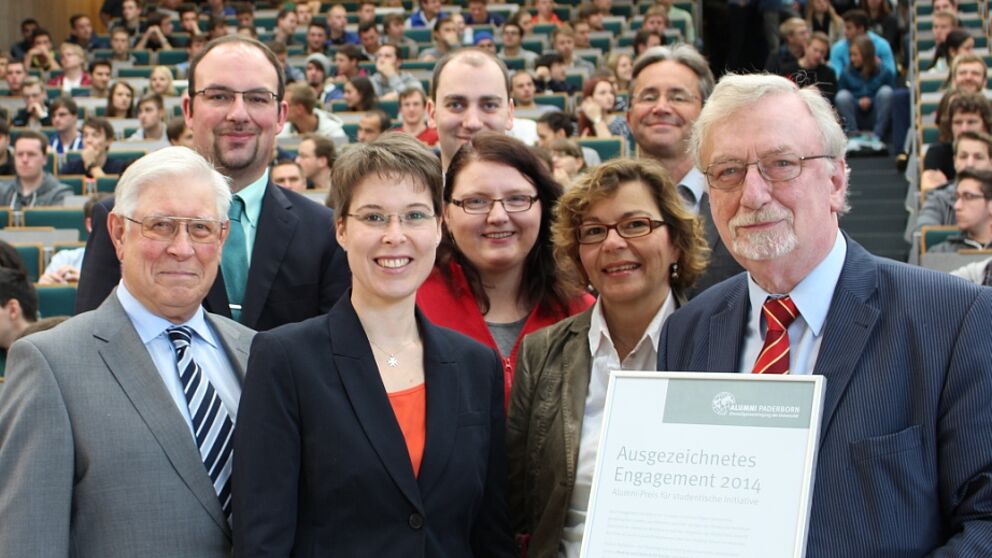 Foto (Universität Paderborn, Alexandra Dickhoff): Der Vorstand von Alumni Paderborn gratuliert dem Vorstand des Vereins „Medien und Technik für Kinder und Jugendliche" (MTKJ) zum Alumni-Förderpreis „Ausgezeichnetes Engagement 2014“: (v. l.) Prof.