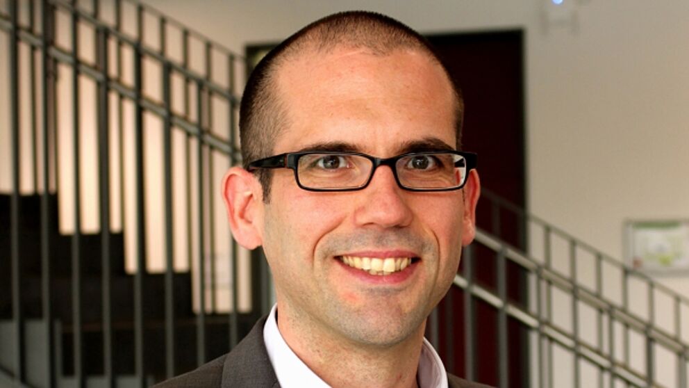 Foto (Universität Paderborn): Prof. Dr. Jan Paradies veröffentlicht erstmals Reaktionsmessungen zu frustrierten Lewis-Paaren.