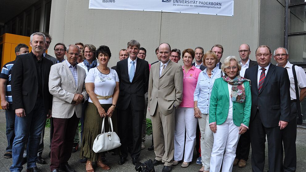 Foto (Universität Paderborn, Christiane Bernert): Prof. Dr. Nikolaus Risch (vorn, 4. v. li.) begrüßte Friedhelm Koch (vorn, 5. v. li.) zum Gedankenaustausch an der Uni. Der Vorsitzende der Mittelstandsvereinigung des Kreisverbandes Paderborn kam mit ei