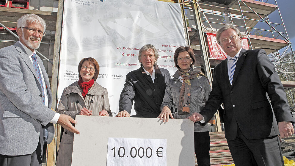 Der stellvertretender Vorstandsvorsitzende der Bodelschwighschen Stiftungen Pastor Bernward Wolf  (v.l.) und die Leiterin des Hospiz, Ulrike Lübbert, freuten sich den Spendencheck von den Rotary-Präsidenten Wilhelm Brockmeyer, Barbara Tigges-Mettenmeier