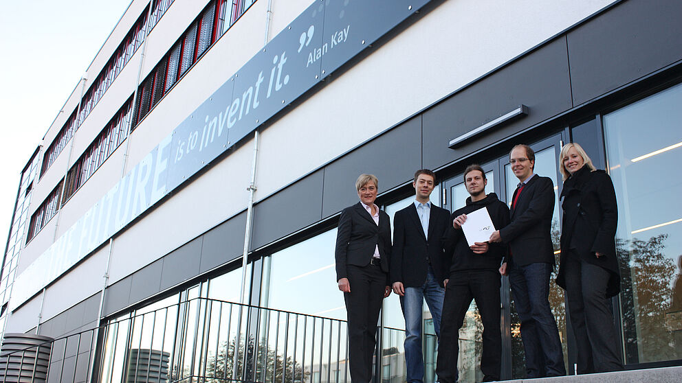 Foto (Universität Paderborn, Jan Aulenberg): Malte Splietker (Mitte) wird beglückwünscht von Alexandra Dickhoff, Geschäftsführerin Alumni Paderborn e.V., Jannis Weide, Vorsitzender von Die Matiker e. V., Andreas Cord-Landwehr, stellvertretender Vorsi