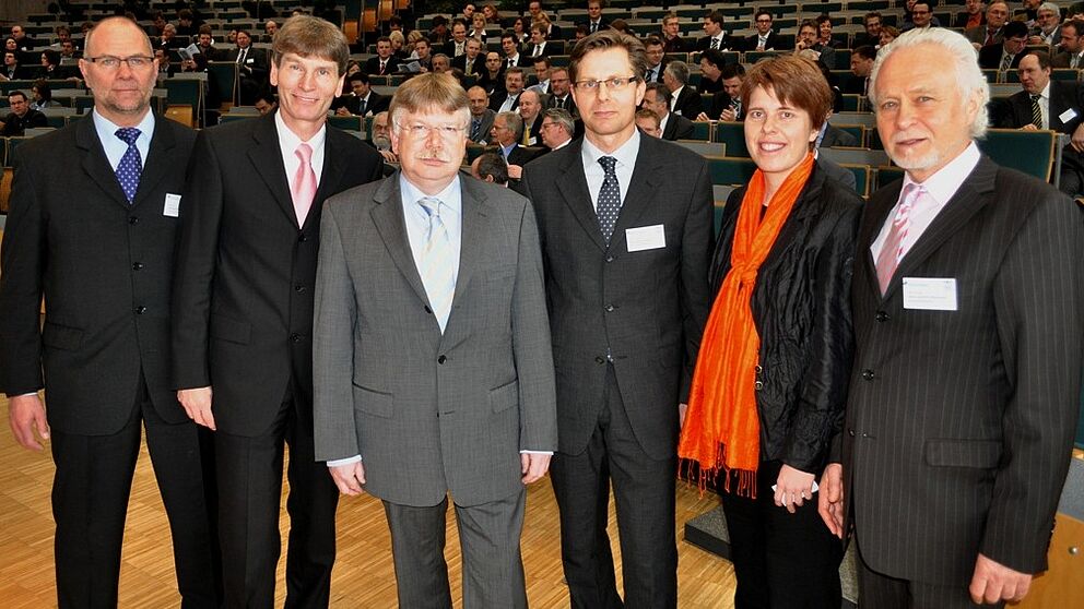 Foto (Universität Paderborn, Mark Heinemann): (v. l.) Prof. Dr. Detmar Zimmer (Dekan der Fakultät für Maschinenbau), Prof. Dr. Nikolaus Risch (Präsident Universität Paderborn), Dr. Michael Stückradt (Staatssekretär Ministerium für Innovation, Wiss