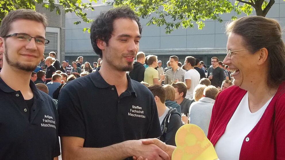 Foto (Universität Paderborn): Preisübergabe an Jun.- Prof. Katrin Temmen (l.).