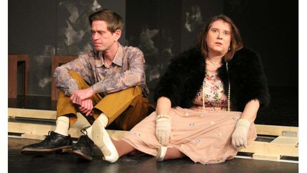 Foto (Ricarda Michels, Universität Paderborn): Tina Emmler spielt die „Alte Dame“ und Henrik Fockel ihren ehemaligen Liebhaber Alfred Ill.
