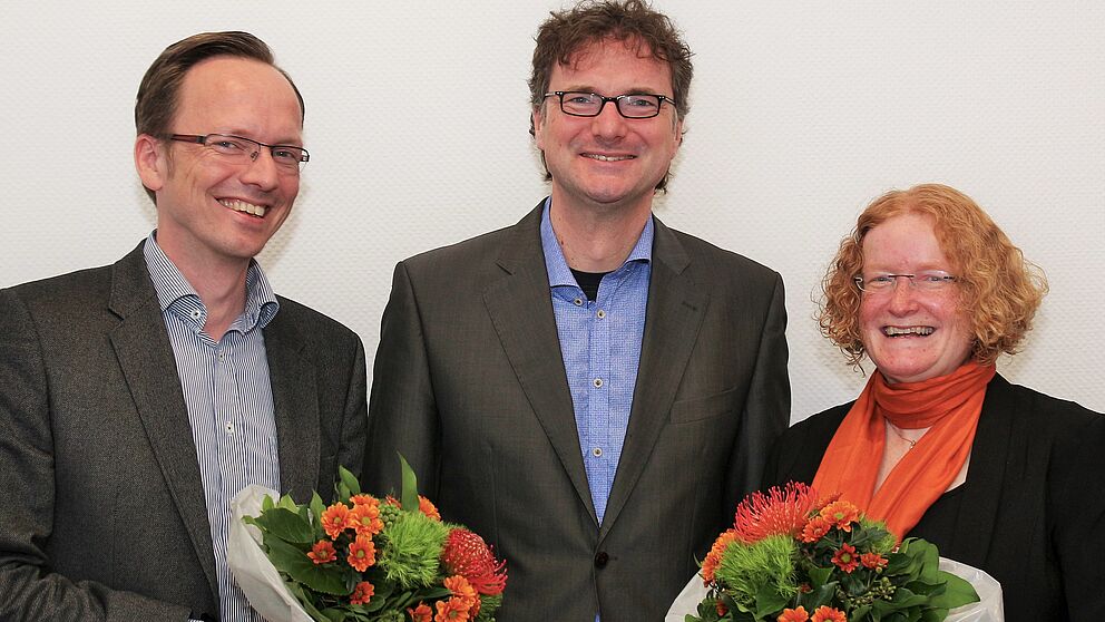Foto (Universität Paderborn, Tibor Werner Szolnoki): Vizepräsident Prof. Dr. Rüdiger Kabst (m.) gratulierte den neugewählten Sprechern des Senats: Prof. Dr. Burkhard Hehenkamp (l.) und Prof. Dr. Merle Tönnies (r.).