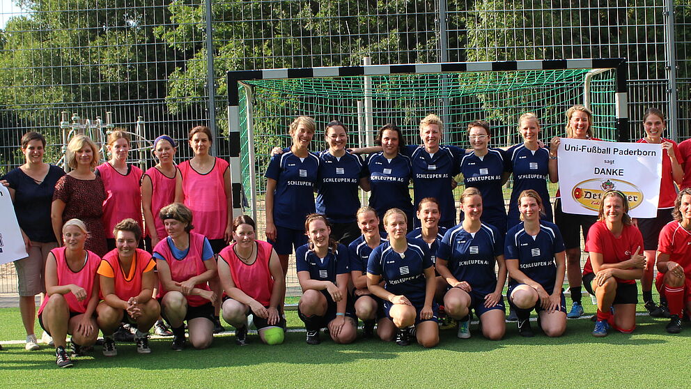 Foto (privat): Die aktuellen und ehemaligen Spielerinnen der Frauenfußballmannschaft des Paderborner Hochschulsports beim Jubiläumsturnier zum 20-jährigen Bestehen.