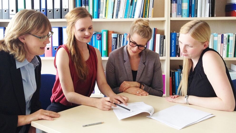 Foto (Universität Paderborn, Steinhausen): Wie sieht die Beziehung älterer Kinder zu ihren Eltern aus? Diese Frage stellen sich (v. l.) Prof. Dr. Heike M. Buhl, Katharina Reinecke, Jana Rosenow und Sabrina Sommer.