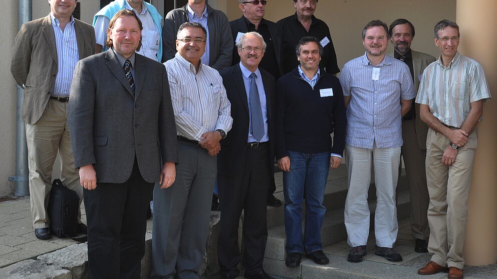 FOTO: (MARK HEINEMANN): Die Professoren des „AstroNet“ und die Vortragenden der „AstroNet“ Sommerschule. Eingeladen hatte ein Forscherteam um Prof. Dr. Michael Dellnitz (v. v. li.) aus dem Institut für Industriemathematik der Universität Paderbo
