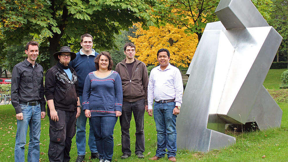 Abbildung (Department Physik): Das Team der „Ultraschnellen Nanophotonik“ (v. l. n. r.): Prof. Dr. Thomas Zentgraf, Lucas Pauly, M. Sc. Holger Mühlenbernd, B.Sc. Franziska Zeuner, Andreas Herbst und Dr. Mulda Muldarisnur.