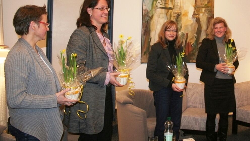 Foto (Universität Paderborn): Die Podiumsteilnehmerinnen (v.l.) Dr. Gudrun Oevel, Dr. Elisabeth Danger, Dr. Silke Grafe und Dr. Yvonne Groening sprachen zum Thema „Promotion und dann? Erfolgreiche Frauen berichten“.