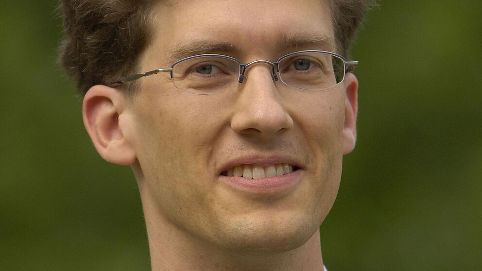 Foto: Dr. Tim Krieger freut sich über den dritten Preis beim Generationengerechtigkeitspreis.