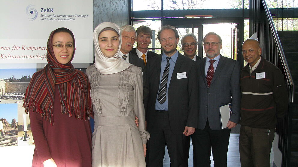 Abbildung: vorne: Dr. des. Muna Tatari und Dr. des. Tuba Isik; hinten: Bürgermeister Heinz Paus, Prof. Dr. Nikolaus Risch, Prof. Dr. Klaus von Stosch, Emin Özel, Prof. Dr. Volker Peckhaus, Prof. Dr. Farid Esack.