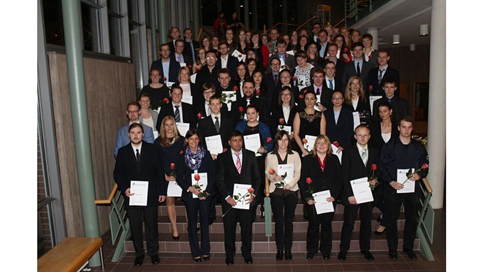 Foto (Universität Paderborn, Heiko Appelbaum): Die Absolventinnen und Absolventen der Fakultät für Naturwissenschaften aus dem Prüfungsjahr 2014.