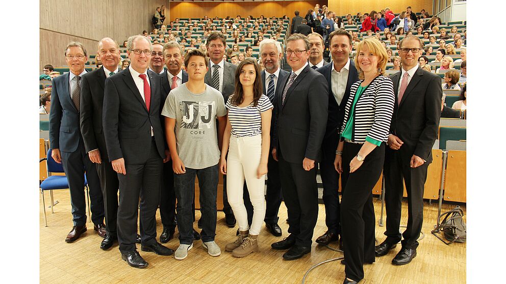 Foto (Universität Paderborn, Frauke Döll): Sponsoren und Ehrengäste mit Schülern aus dem Kreis Paderborn (v. l.): Christoph Schön (Stabsstelle Präsidium), Rudolf Jäger (Volksbank PHD, Manfred Müller (Landrat Kreis Paderborn), Friedrich Thielmann (