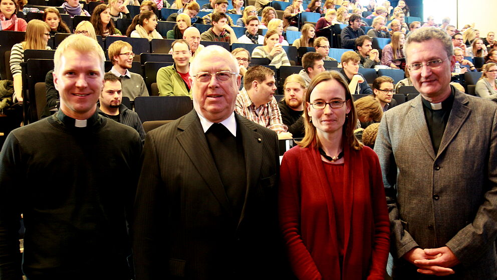 Foto (Universität Paderborn, Vanessa Dreibrodt): (v. l.) Studierendenpfarrer Nils Petrat, Erzbischof Hans-Josef Becker, Prof. Dr. Nicole Priesching, Direktorin des Instituts für Katholische Theologie, und Prälat Joachim Göbel, Leiter der Schul- und Ho