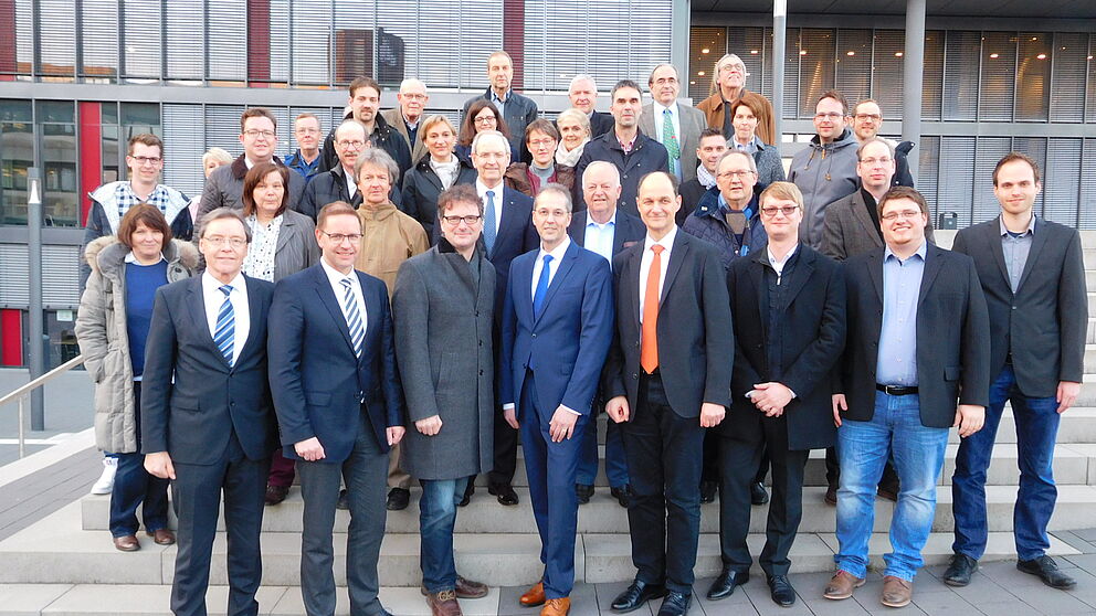 Foto (Universität Paderborn) 1. Reihe v. l.: Christoph Schön, Leiter Stabsstelle Präsidium, Bürgermeister Salzkotten Ulrich Berger, Prof. Dr. Rüdiger Kabst, Vizepräsident Universität Paderborn, Siegfried Finke (MIT Büren), Andreas Breithaupt (MIT 