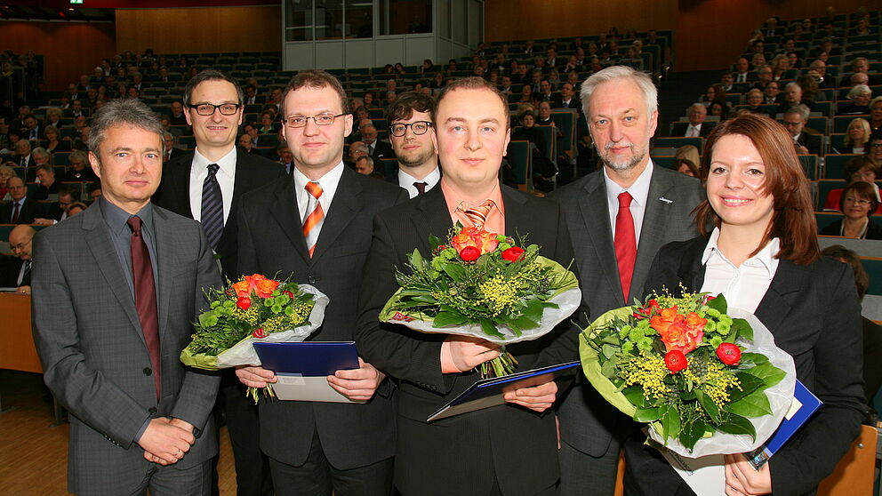 Foto (Universität Paderborn, Patrick Kleibold): Preise für ausgezeichnete Dissertationen: Prof. Dr. Bernd Frick (v. l.), Dr. Christian Gerth, Dr. Artjom Döring, Dr. Christoph Singer, Dr.-Ing. Alexander Krüger, Prof. Dr. Wilhelm Schäfer und Veronika H