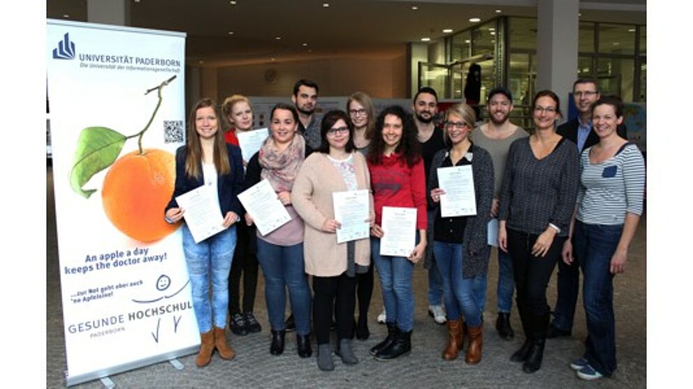 Foto (Universität Paderborn, Heiko Appelbaum): Antje Tarampouskas (PLAZ), Peter Gall (Kreispolizeibehörde Paderborn) und Sandra Bischof (Gesunde Hochschule) überreichten den Studierenden stellvertretend die Zertifikate (v. r.).