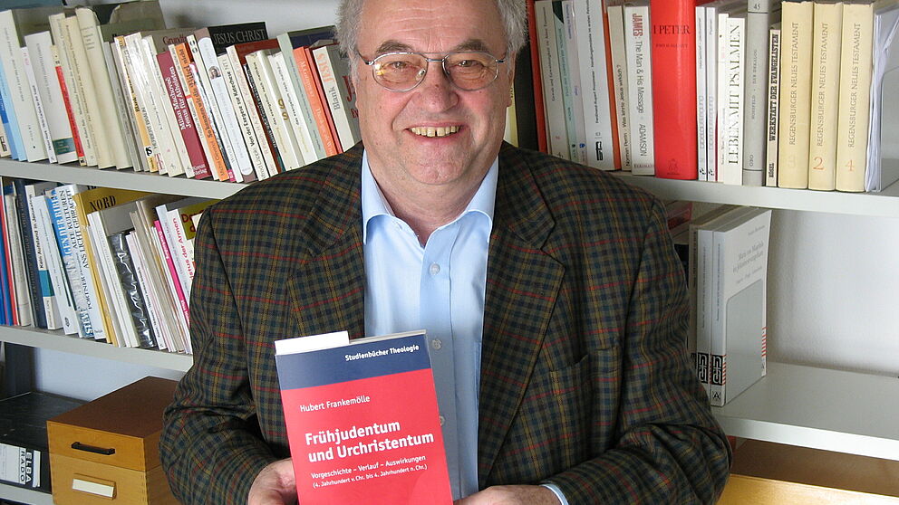 Foto (Christiane Bernert): Sechs Jahre Arbeit, davon zweieinhalb gefördert von der Deutschen Forschungsgemeinschaft (DFG), stecken hinter den knapp 450 Seiten. Und etwa 35 Jahre Lehr- und Forschungstätigkeit von Prof. Dr. Hubert Frankemölle, der 25 Jah