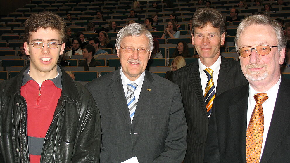 Von links: Asta-Vorsitzender Christian Hachmann, Bürgermeister Heinz Paus, Uni-Rektor Prof. Dr. Nikolaus Risch und Alumni-Vorsitzender Prof. Dr. Dr. h.c. mult. Peter Freese begrüßten im Auditorium Maximum Paderborns Erstsemester für das Sommersemester